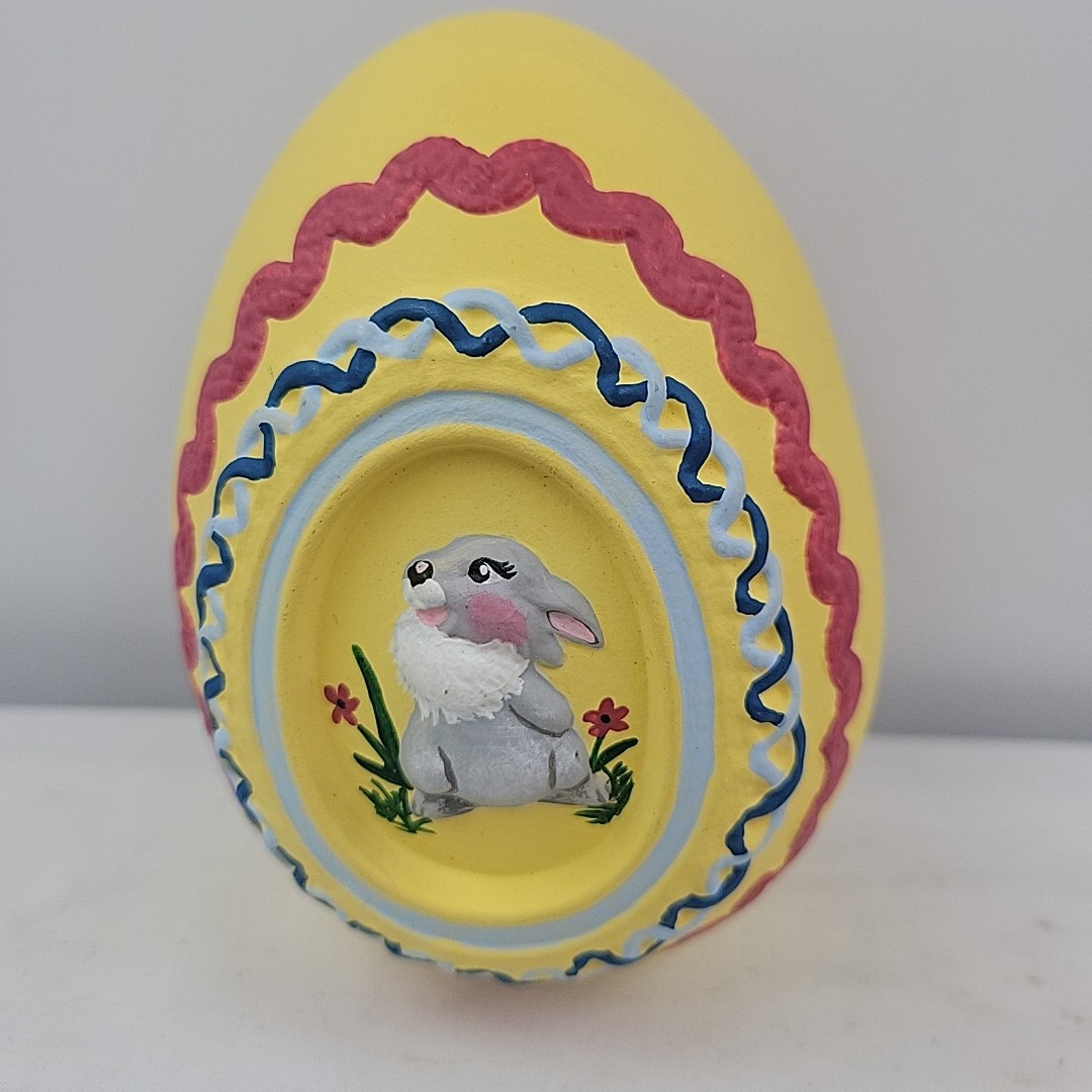 Vtg 1976 BYRON MOLDS Hand Painted Easter Egg Eggs Diorama Bunny Rabbits 4”