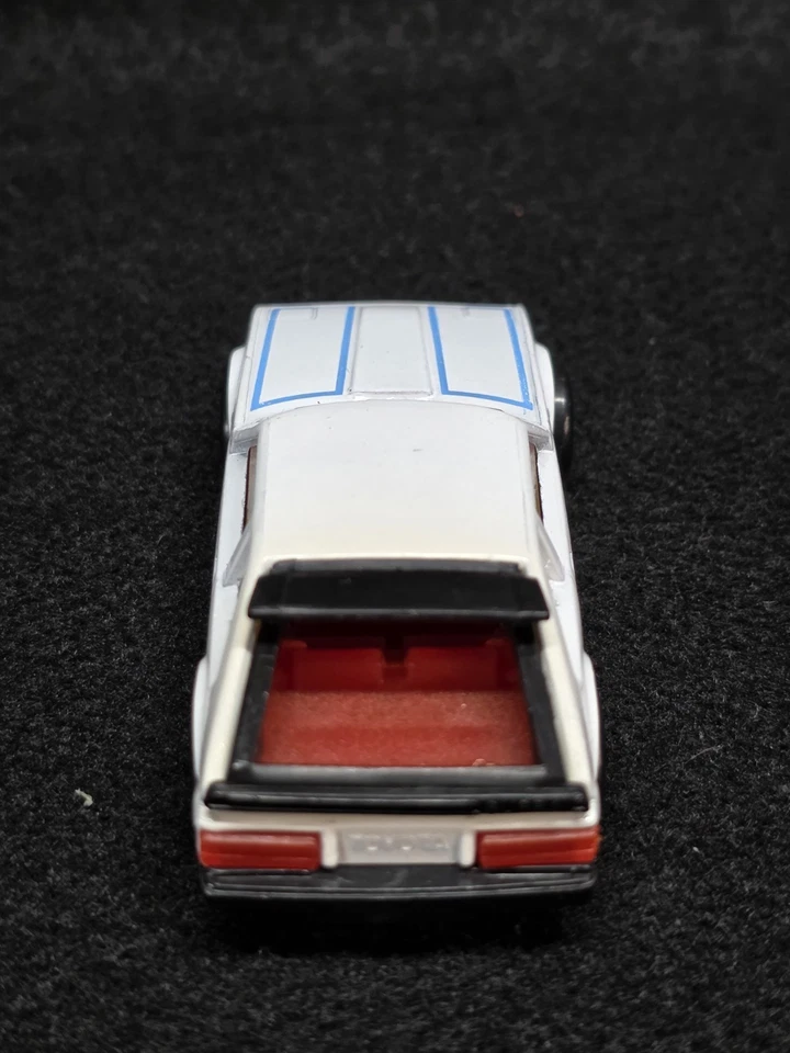 Matchbox No. Toyota Supra 60 con ventanas transparentes y ruedas de 8 puntos variaciones Foto 4 de 4