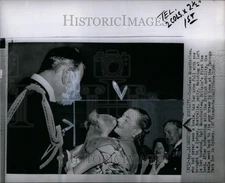 1956 Press Photo Countess & Earl Mountbatten koala - DFPC69483