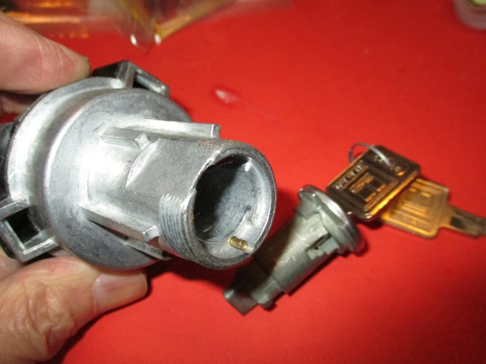 CHEVROLET/GMC C/K/P/G-10,15,20,25,35-BLAZER-JIMMY-1966-91 IGNITION SWITCH &  KEY - Image 3 of 3
