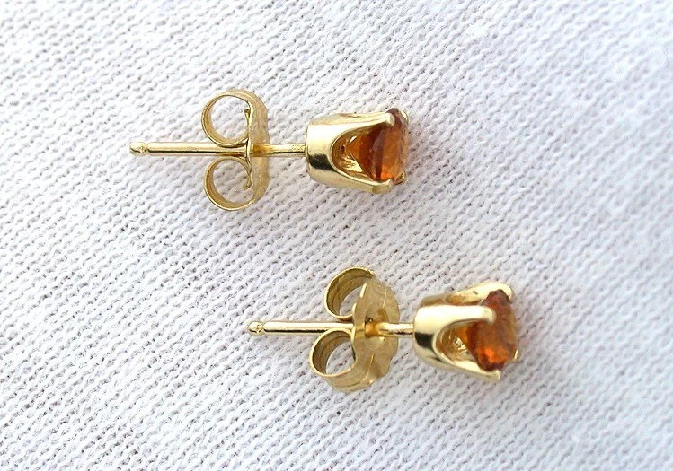 Pendiente par de piedras preciosas granate natural redondo de oro amarillo de 14 quilates de 4 mm 14KE13 Foto 2 de 2