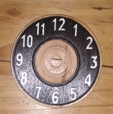 Zifferblatt Kuckucksuhr helles Holz
