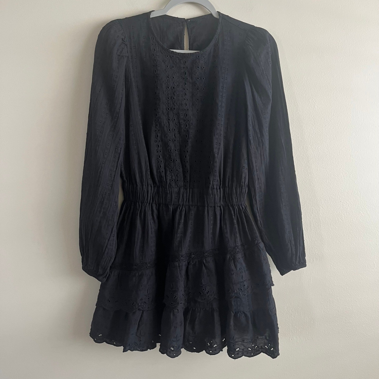 Mini Vestido Zara Negro Bordado con Ojales en Niveles Volantes Manga Larga Talla S