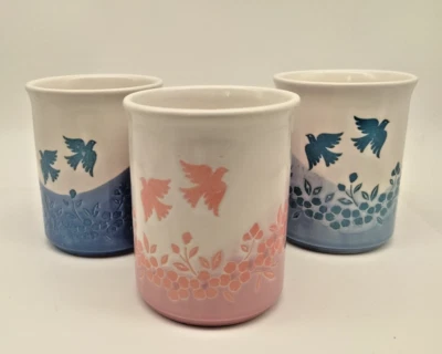 ☕️ Vintage: 3er Set KAFFEEBECHER rosa + blau, Blütenranken+Turteltauben - 1990er - Bild 1 von 4
