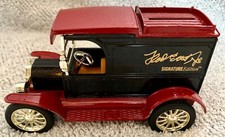 Ford 1913 Model T Van Bank Signature Edition-ertl