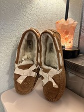 Sh: UGG Dakota Sunshine Perf Chestnut Suede Moccasin Slippers
