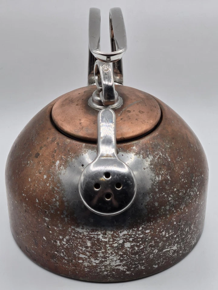 Tetera de acero inoxidable CHANTAL 18/10 SL37-19CP exterior de cobre de 2,5 cuartos de galón Foto 4 de 4