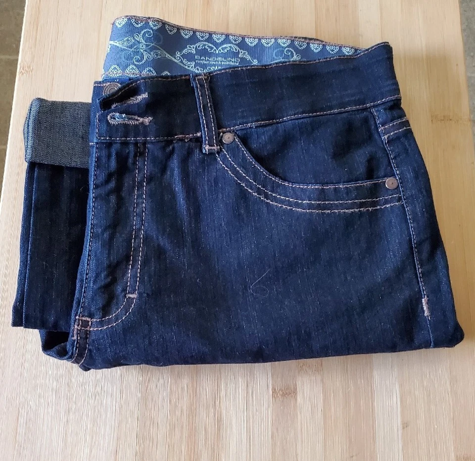 Gorra de mezclilla elástica con puños para mujer Bandolina lavado oscuro talla 12 Foto 2 de 4