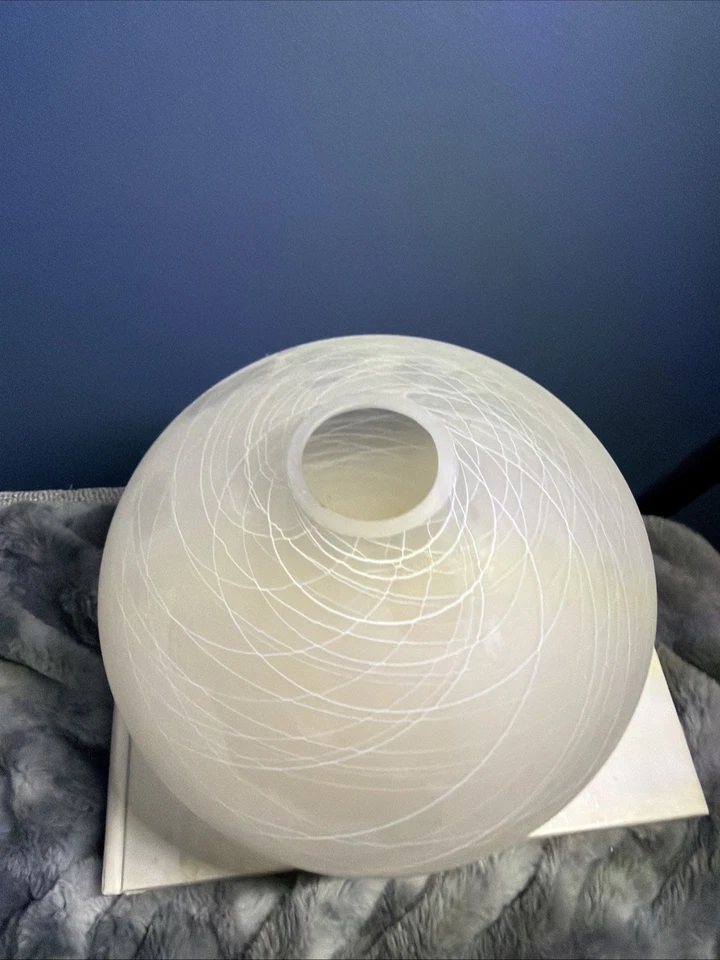 Декоративная белая круглая ваза - Изображение 2 из 3