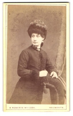 Fotografie R. Robert Willson, Walworth, 116 Walworth Road, hübsche Dame mit Hut 
