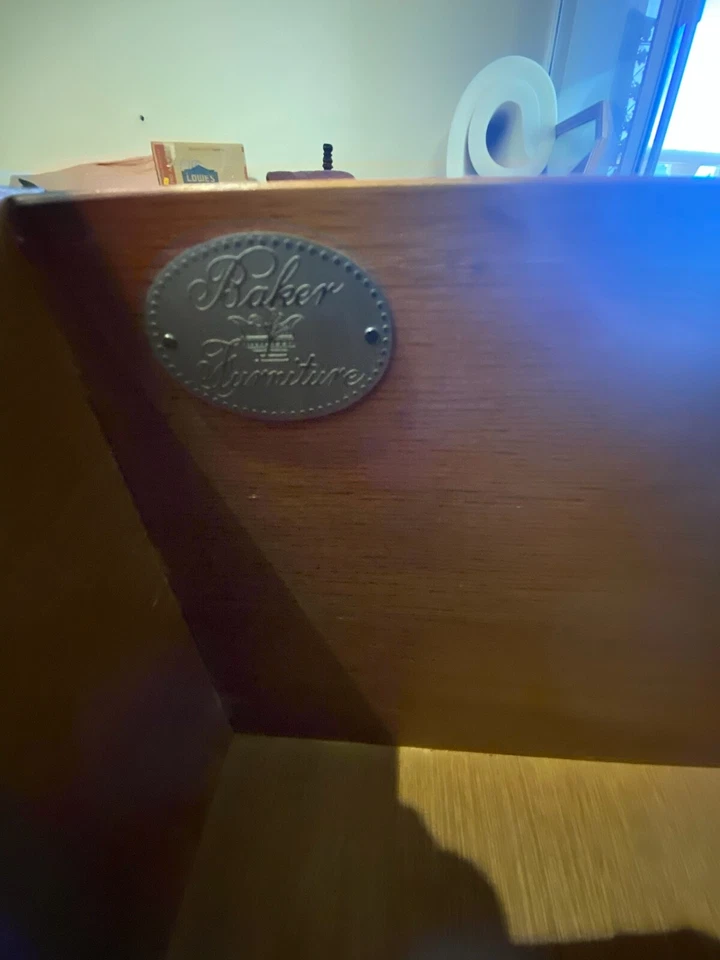 Alto rojizo oscuro, armario de Baker, asas ornamentadas, cajones y secciones interiores Foto 4 de 4