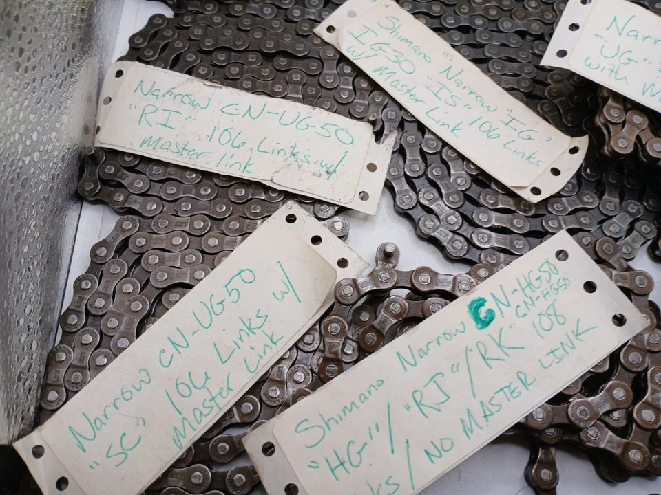 Lote de 11 Correntes de Bicicleta Vintage Estreitas "Shimano" CN-HG50 & CN-UG50", "UG", "IG" + - Imagem 2 de 4