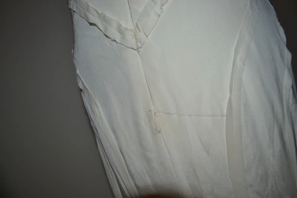 Nicole Miller silk/spandex strapless  wedding gown size 6 - Image 4 of 4