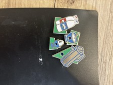 Lot 258 Pin’s Vintage Années 80/90 — Senna, Prost, Dakar, Johnny, JO — Neuf + Cl