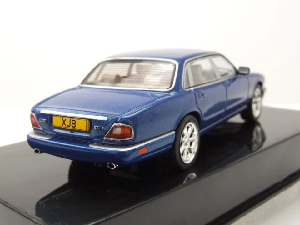 Jaguar XJ8 X308 RHD 1998 blau metallic Modellauto 1:43 ixo models - Bild 2 von 4