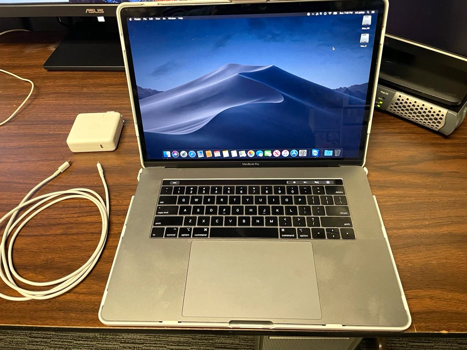 Apple MacBook Pro 15" 2018 · i9 · 32GB · 2TB, photo 1 of 3