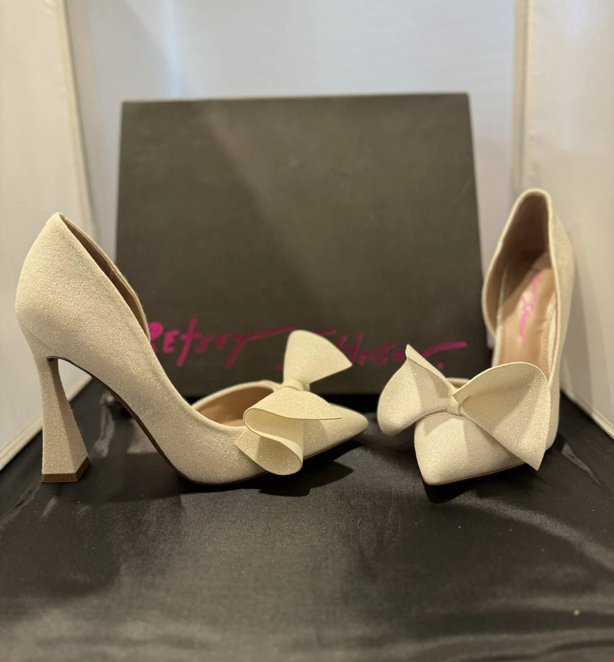 Betsey Johnson 女式 Nobble 象牙色闪光蝴蝶结 D'Orsay 4.25 英寸高跟鞋 6.5 全新带盒 — 第 4/4 张图片