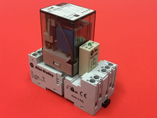 Allen-Bradley - 700-HA32Z24 - Ser. D - Relay - w/ 700-HN204 Base