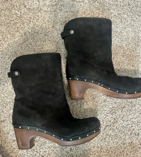 Stivali Ugg neri Lynnea borchie tacco legno pelle di pecora foderati in pile SN3207 donna 10