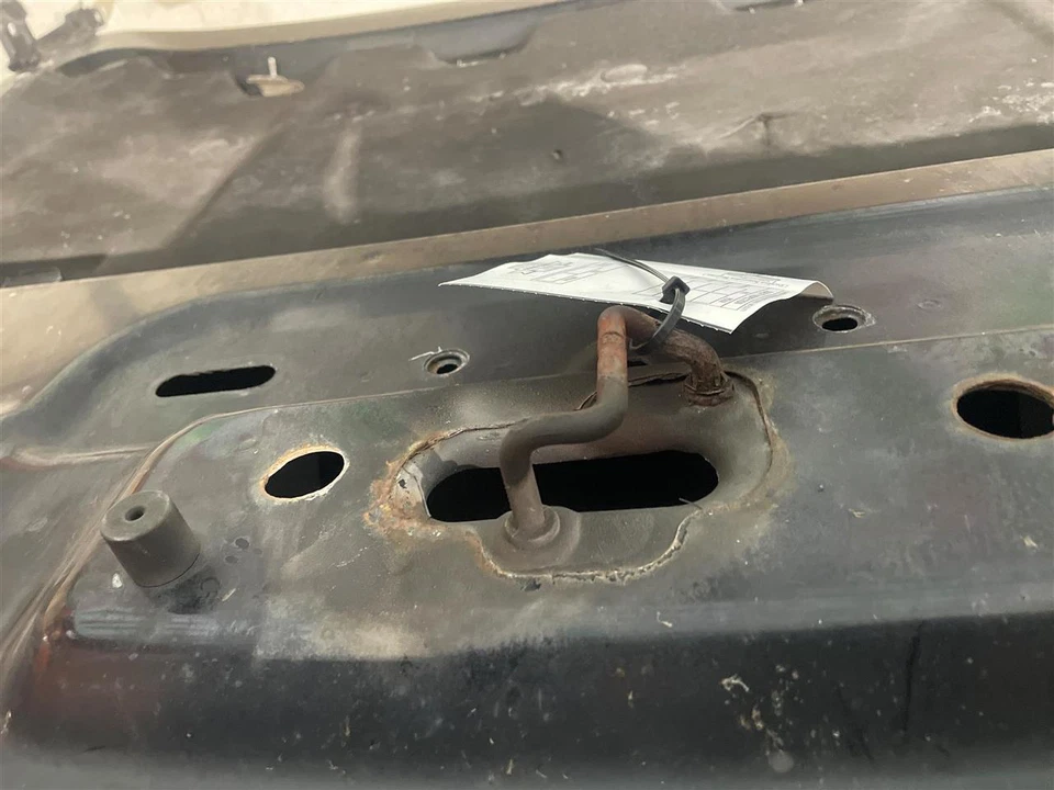 Used Hood fits: 2010 Chevrolet Silverado 1500 pickup new style smooth door skin Foto 2 de 4