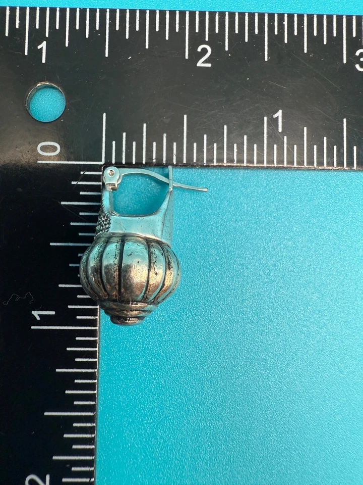 Pendientes vintage de marcasita perforados tono plata Foto 3 de 4