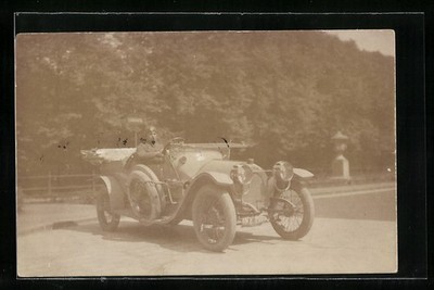 Foto-AK Auto, Mann am Steuer eines KFZ, quer auf der Straße 