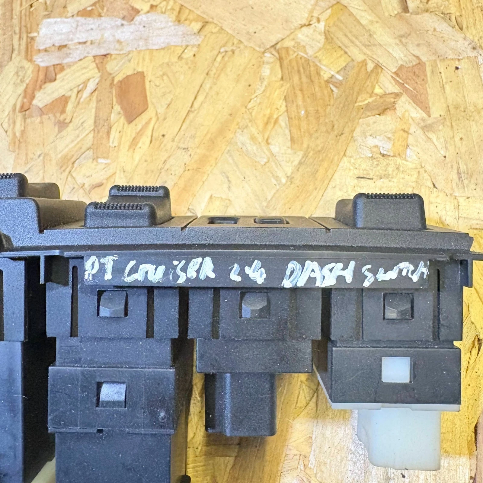 Rear electrical connectors of Chrysler PT Cruiser switch panel 04671673AA