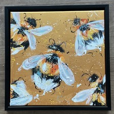 Api su oro metallizzato. Quadro acrilico su tela con cornice galleggiante nera 32 cm