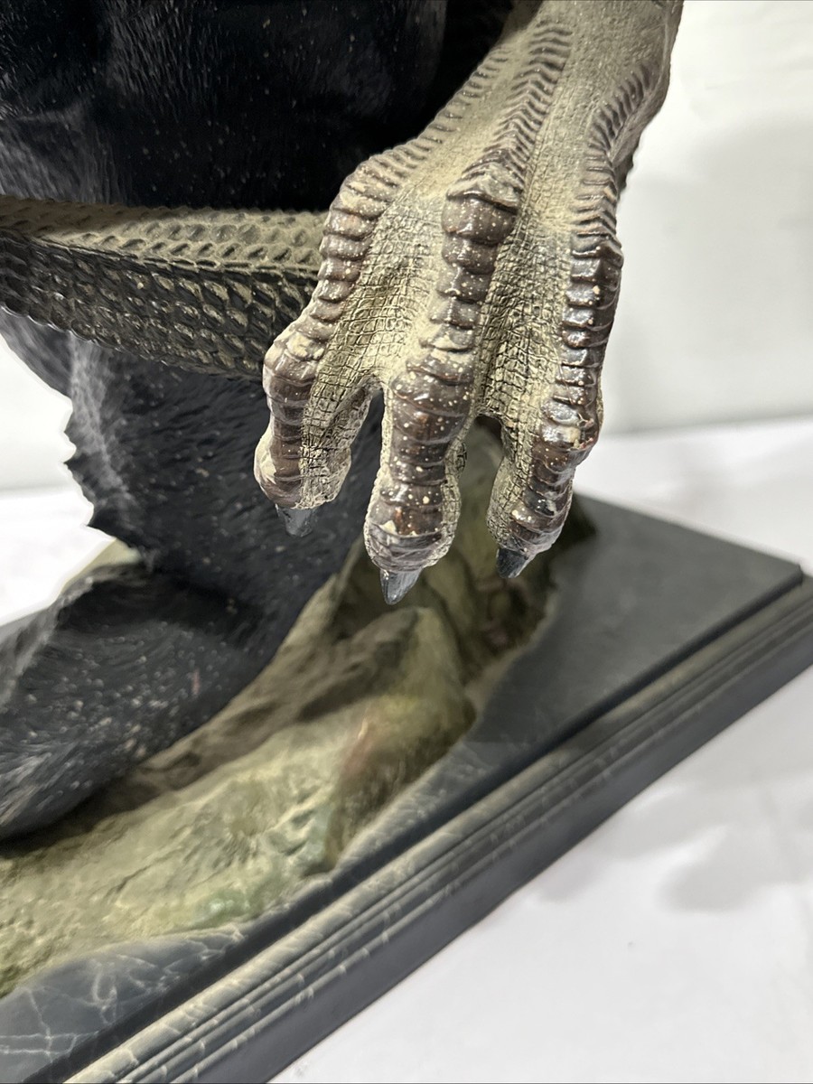 WETA Collectibles V-REX VS KONG STATUE The 8th Wonder Of The World