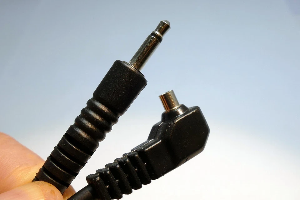 16ft Flash Strobe Extension Cord Heavy Duty PC Male to 3.5 mm phone camera - Image 3 of 4