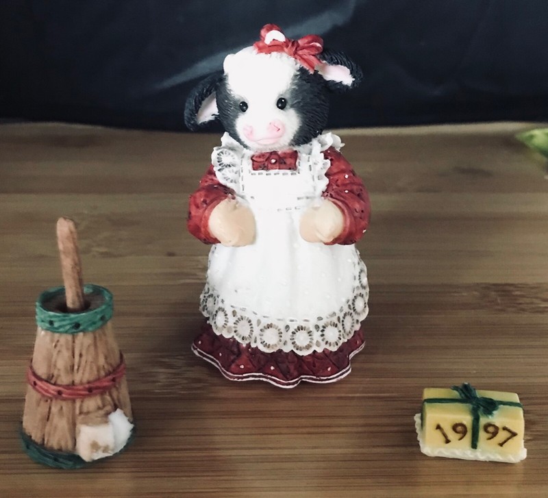 Mary's Moo Moos 'It's Butter to Give Than to Receive' Resin Figurine  *Broken*