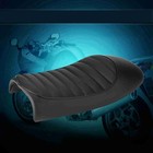 ❀ Motorrad PU Leder Vintage Cafe Racer Sitz Flache Sattel Kissen Auto Für CG125