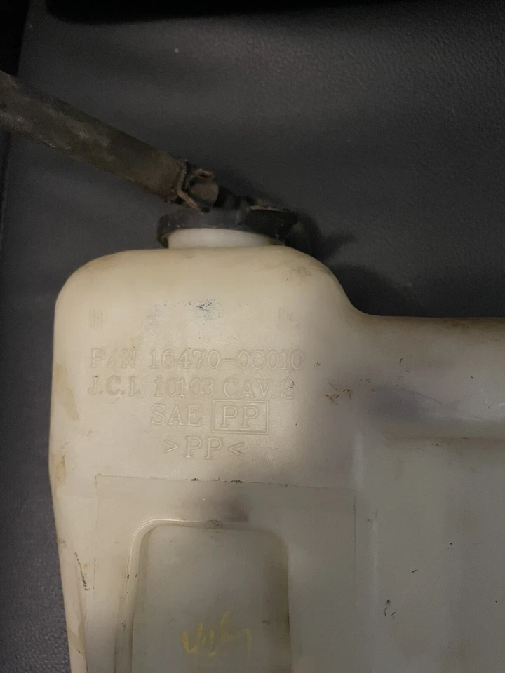 1995-2004 TOYOTA 4RUNNER/T100/TACOMA COOLANT RESERVOIR 16470-0C010 - Imagem 2 de 3