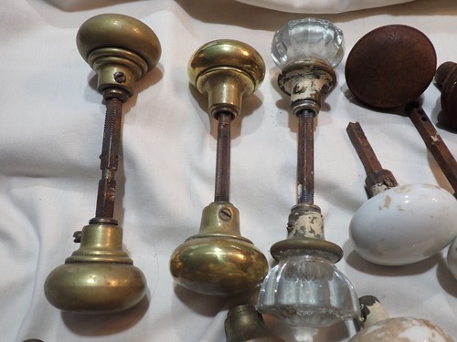 Vintage of 19 Doorknobs Assorted Shapes and sizes plates glass wood metal knobs - Picture 15 of 24