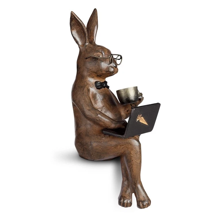 Conejo Coffee Break Conejito Cornisa Cuidador Jardín Escultura Manzana Zanahoria Laptop Foto 3 de 3