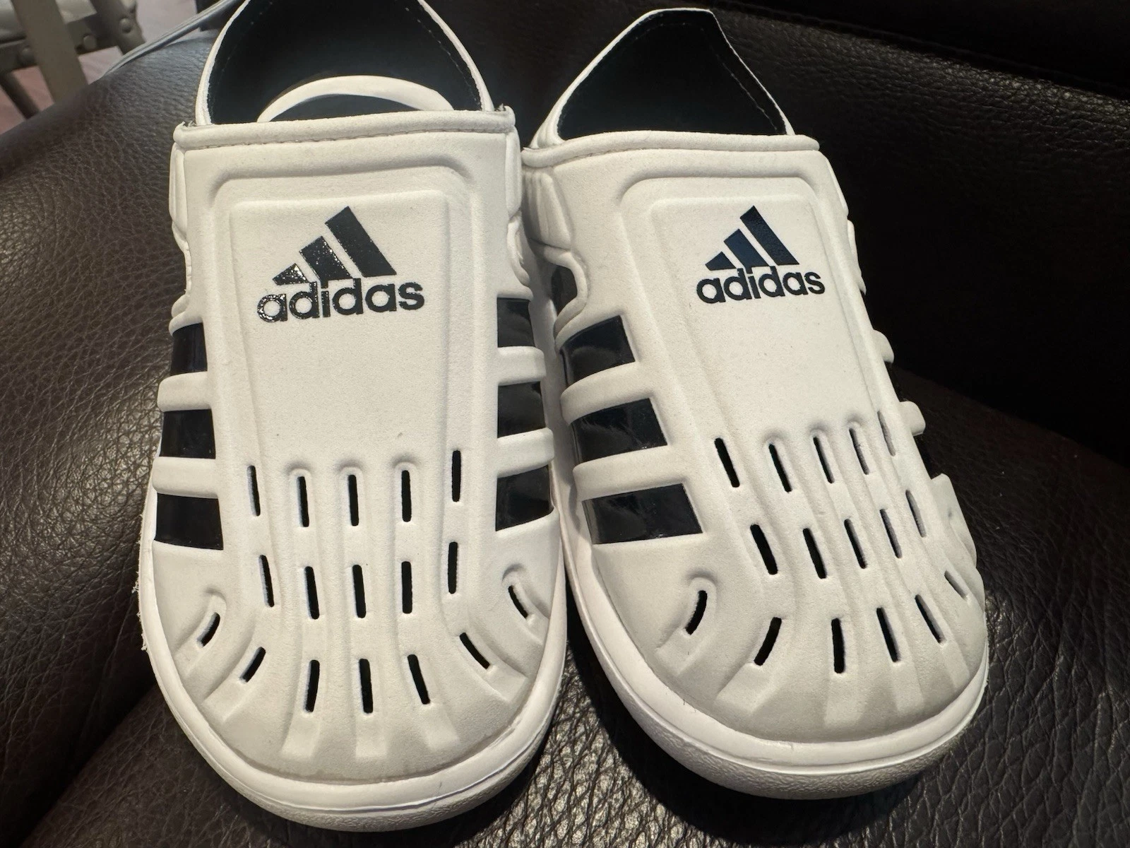 Nuovi con scatola** Adidas sandali da acqua neri bianchi punta chiusa bambini taglia 7 scarpe estive