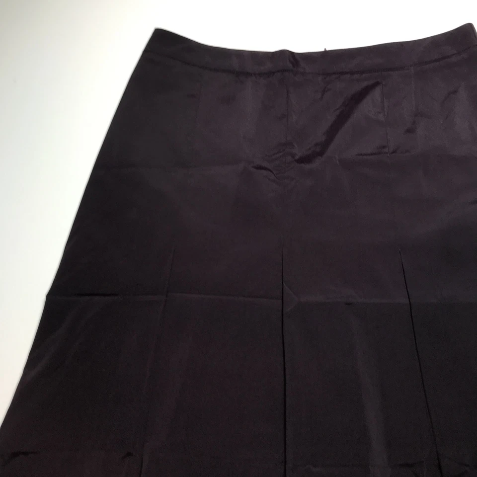 Falda plisada acampanada Kenneth Cole NY talla 10 en púrpura oscuro hasta la rodilla hecha en EE. UU. Foto 3 de 4