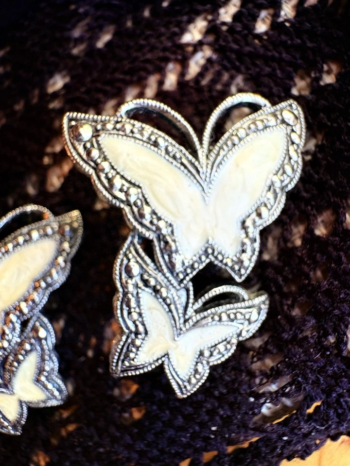 Pendientes Doble Mariposa Texturizados Tono Plata Esmalte Crema Foto 2 de 4