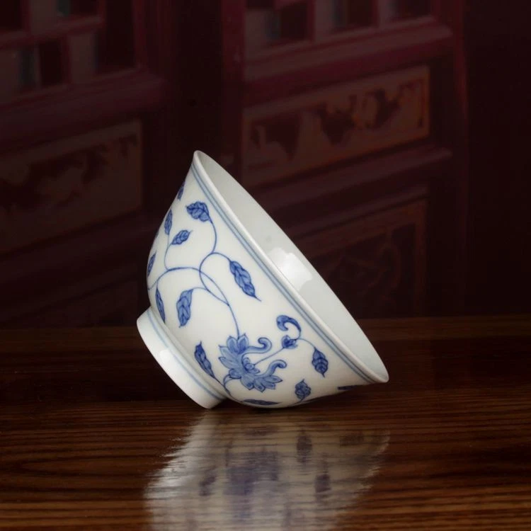 Taza de té china Ming Chenghua azul y blanco con patrón de loto de porcelana de 3,5 pulgadas Foto 3 de 4