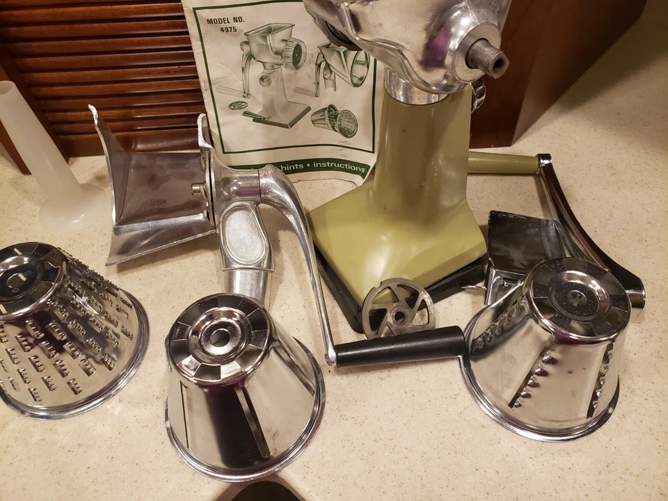 Винтажная мясорубка SEARS зеленый металлический всасывающий низ авокадо - Изображение 2 из 4