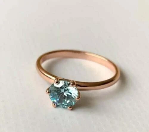Alianza de boda de piedras preciosas de aguamarina natural de 1,50 quilates de corte redondo de oro rosa sólido de 14 quilates Foto 3 de 4