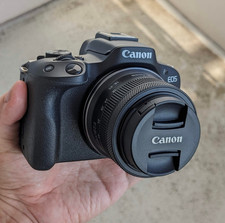 Canon EOS R50 Kamera mit RF S 18-45 mm Objekt...