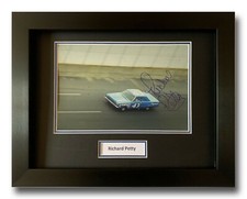RICHARD PETTY HAND SIGNED FRAMED PHOTO DISPLAY - NASCAR AUTOGRAPH.