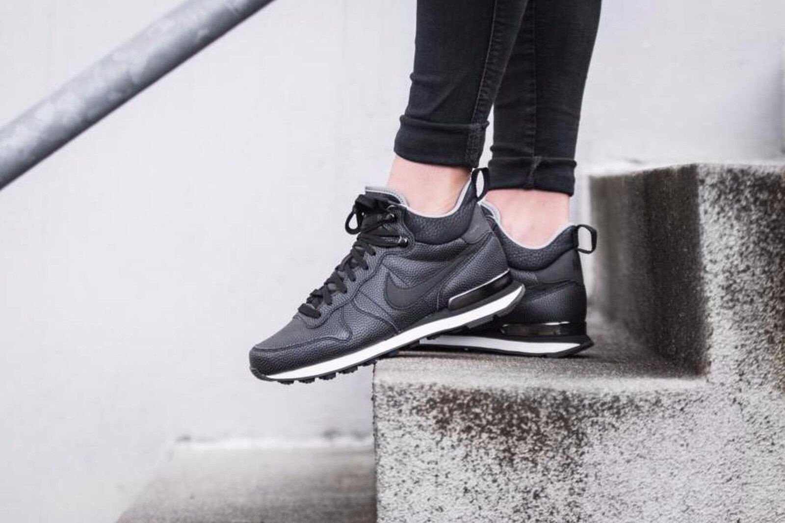 nike internationalist mid black