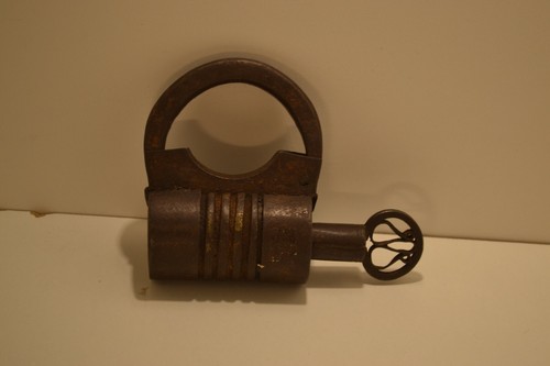 ANCIEN CADENAS  A VIS  POUR LES INDES  FER BAGNARD MENOTTE - Photo 1/9