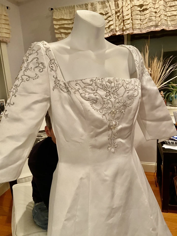 Vintage Moonlight  Square Neck Embroidered 3/4 Sleeve Wedding Dress Gown Size S - Image 2 of 4
