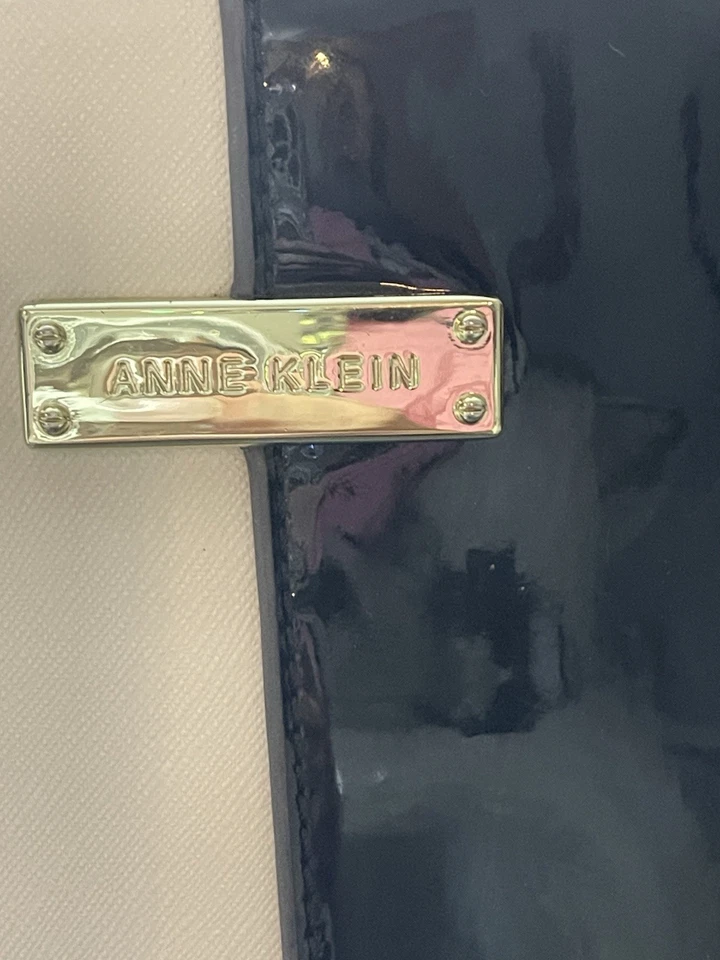 Bolsa tote Anne Klein couro preto branco usada autêntica ferragem dourada elegante Lux - Imagem 2 de 4
