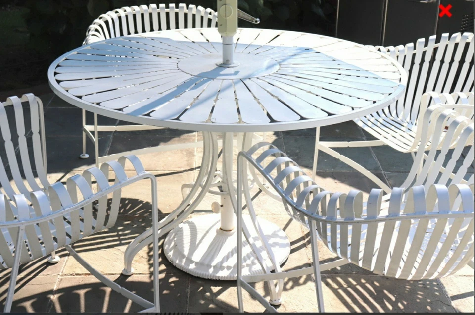 CUATRO sillones Woodard con correa de hierro con mesa Sunburst Rd Mid Century modernos Foto 2 de 4