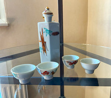 Japanisches Porzellan Sake- Set: Karaffe mit ...