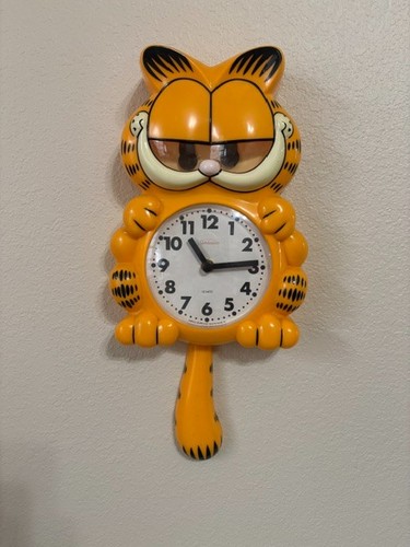 1978 Garfield Sunbeam Wall Clock with Pendulum Tail Moving Eyes - Rare Vintage